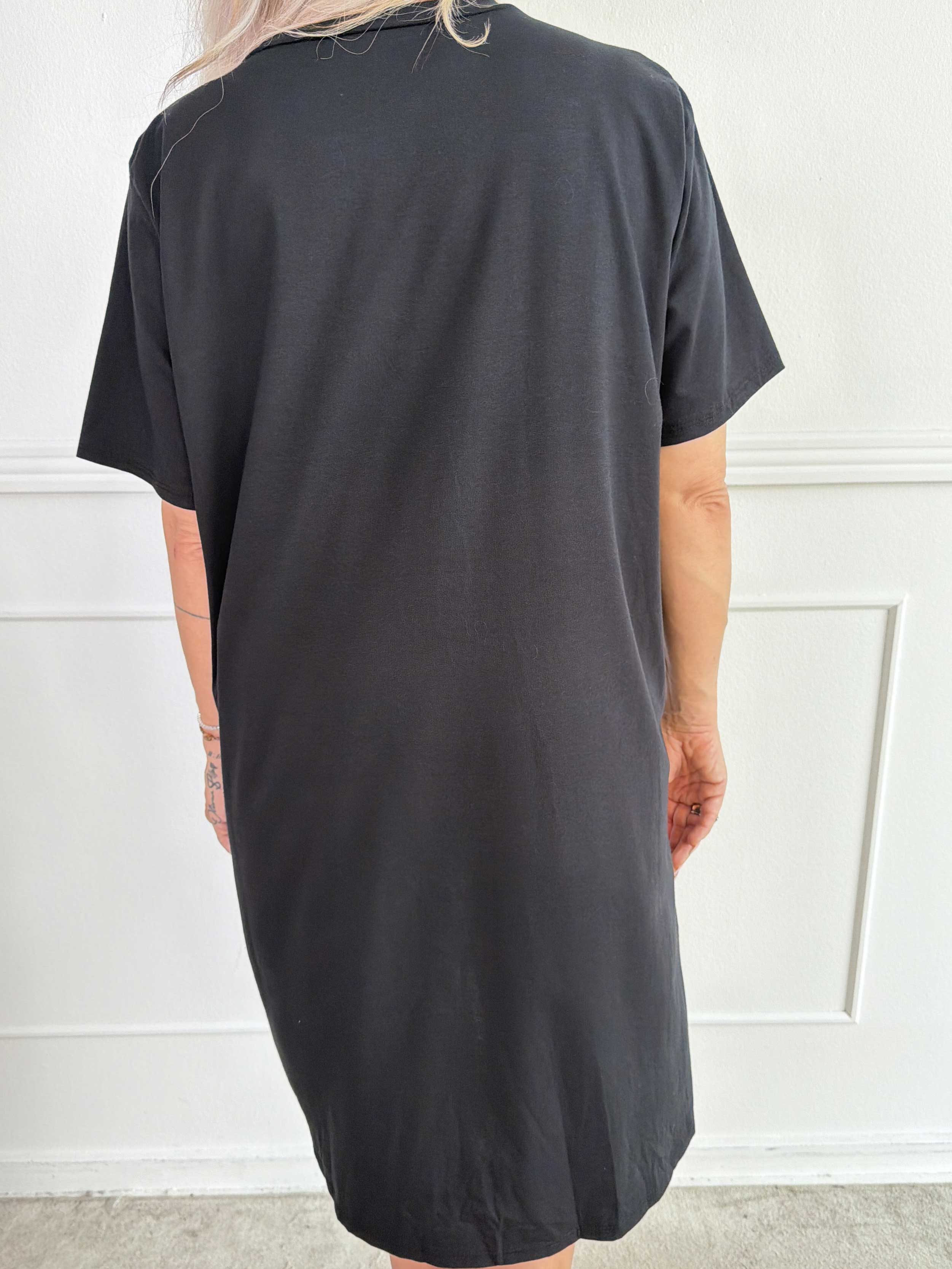 Meriam - En afslappet t-shirtkjole med et cool, amerikansk inspireret print